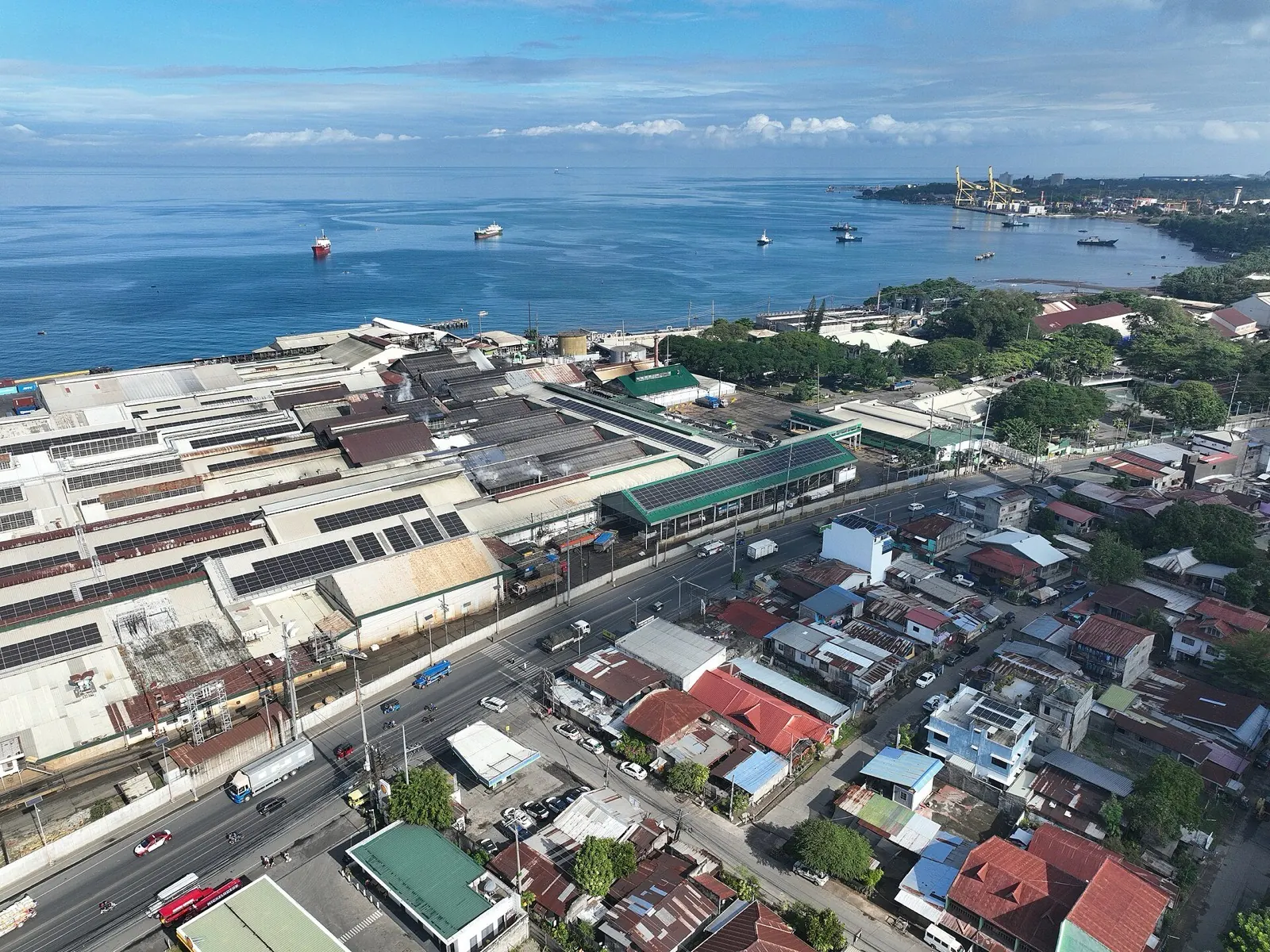 Naves industriales con paneles solares junto al mar