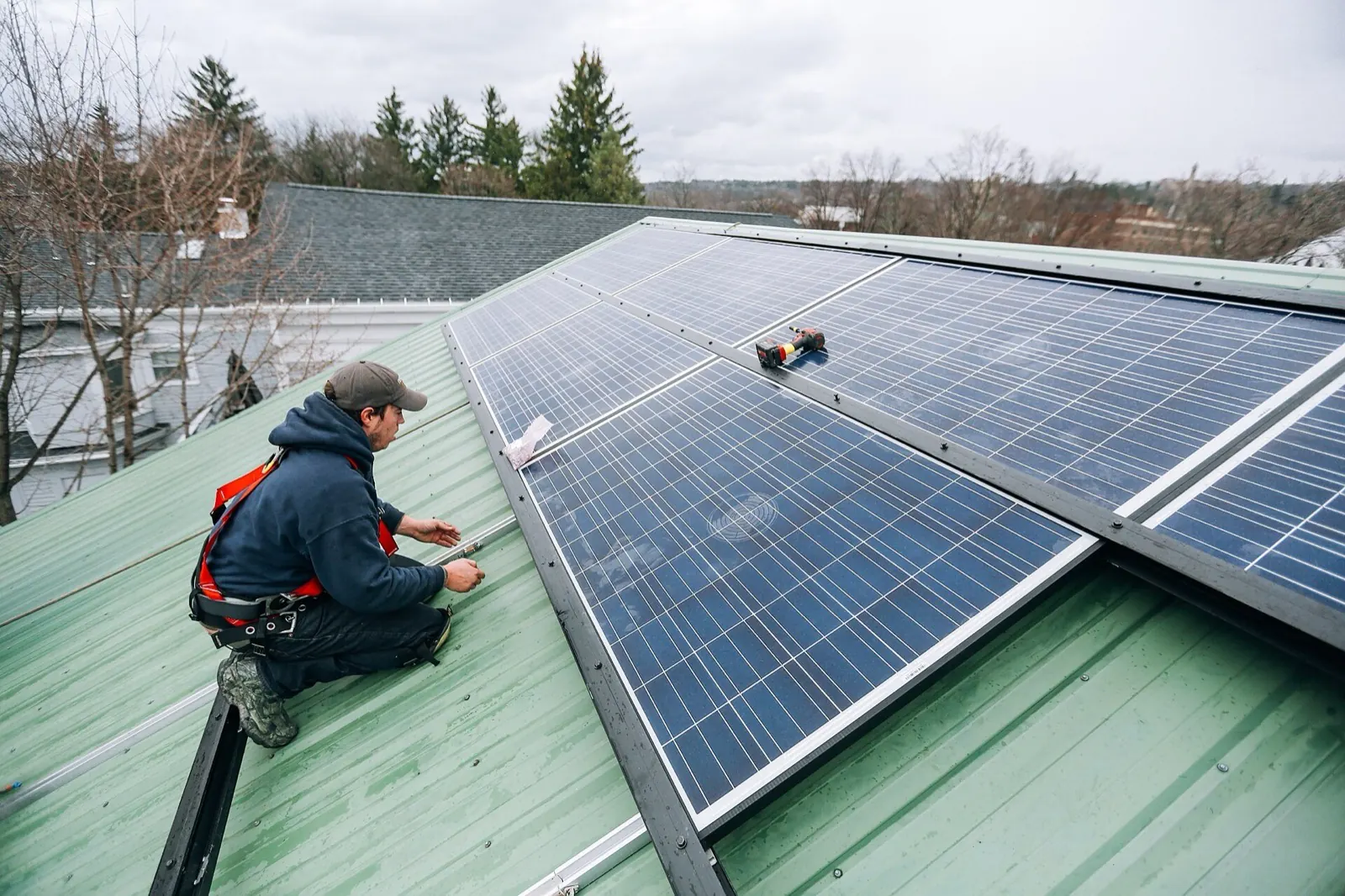 Técnicos instalando paneles solares en un techo