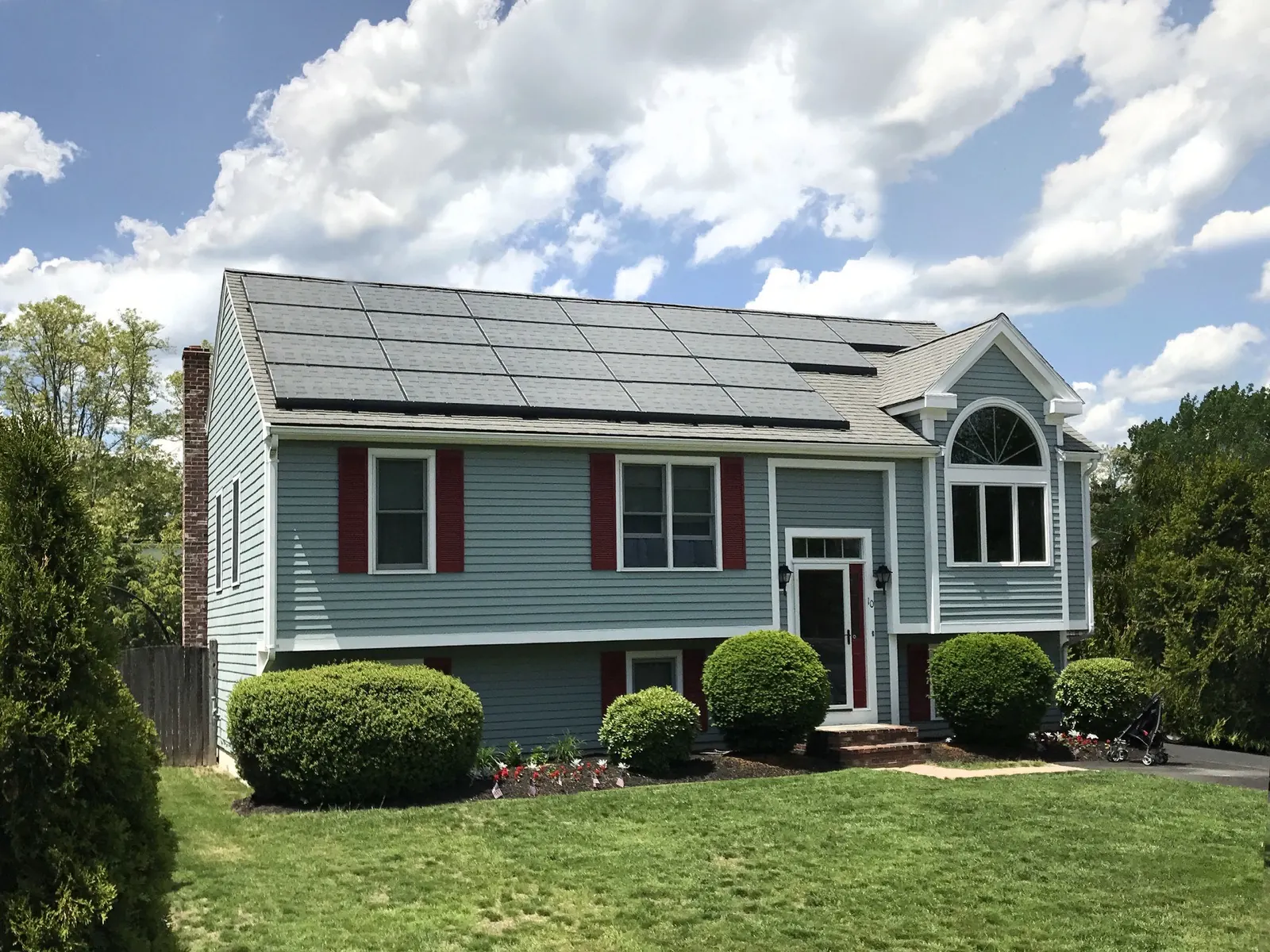 Casa con paneles solares en el techo