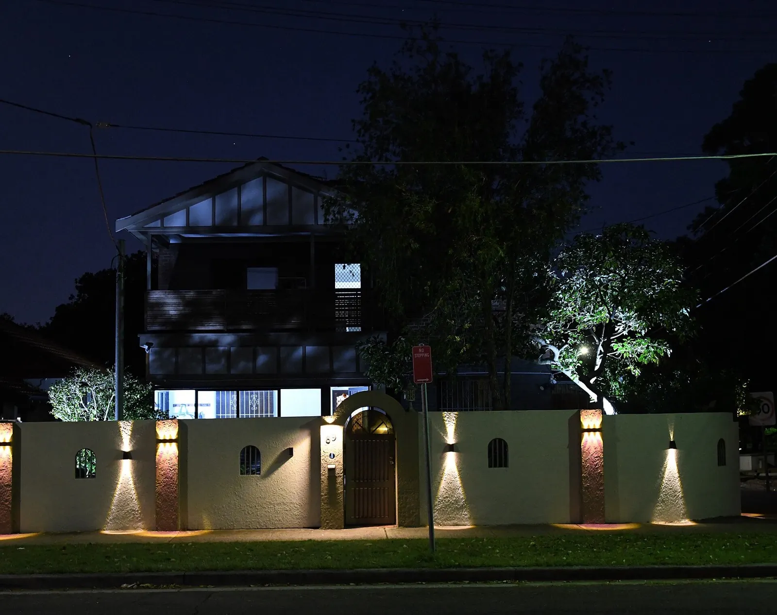 Casa iluminada de noche